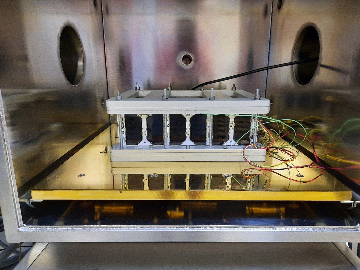 Вид термовакуумной камеры Abbess-225 с установленным внутри спутником CubeSat формата 6U